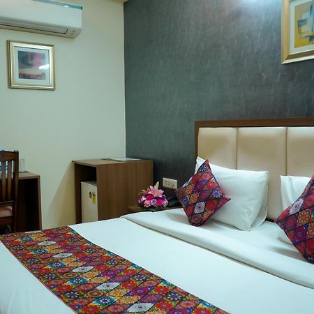 Hotel The Luxe 18 - Golf Course Road Ґурґаон Екстер'єр фото
