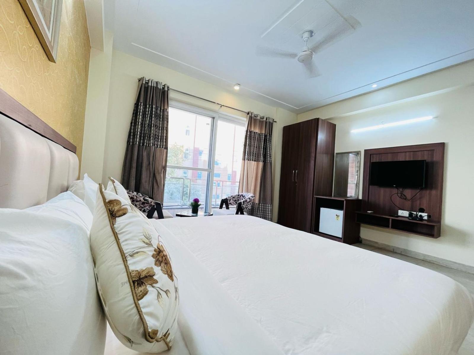Hotel The Luxe 18 - Golf Course Road Ґурґаон Екстер'єр фото