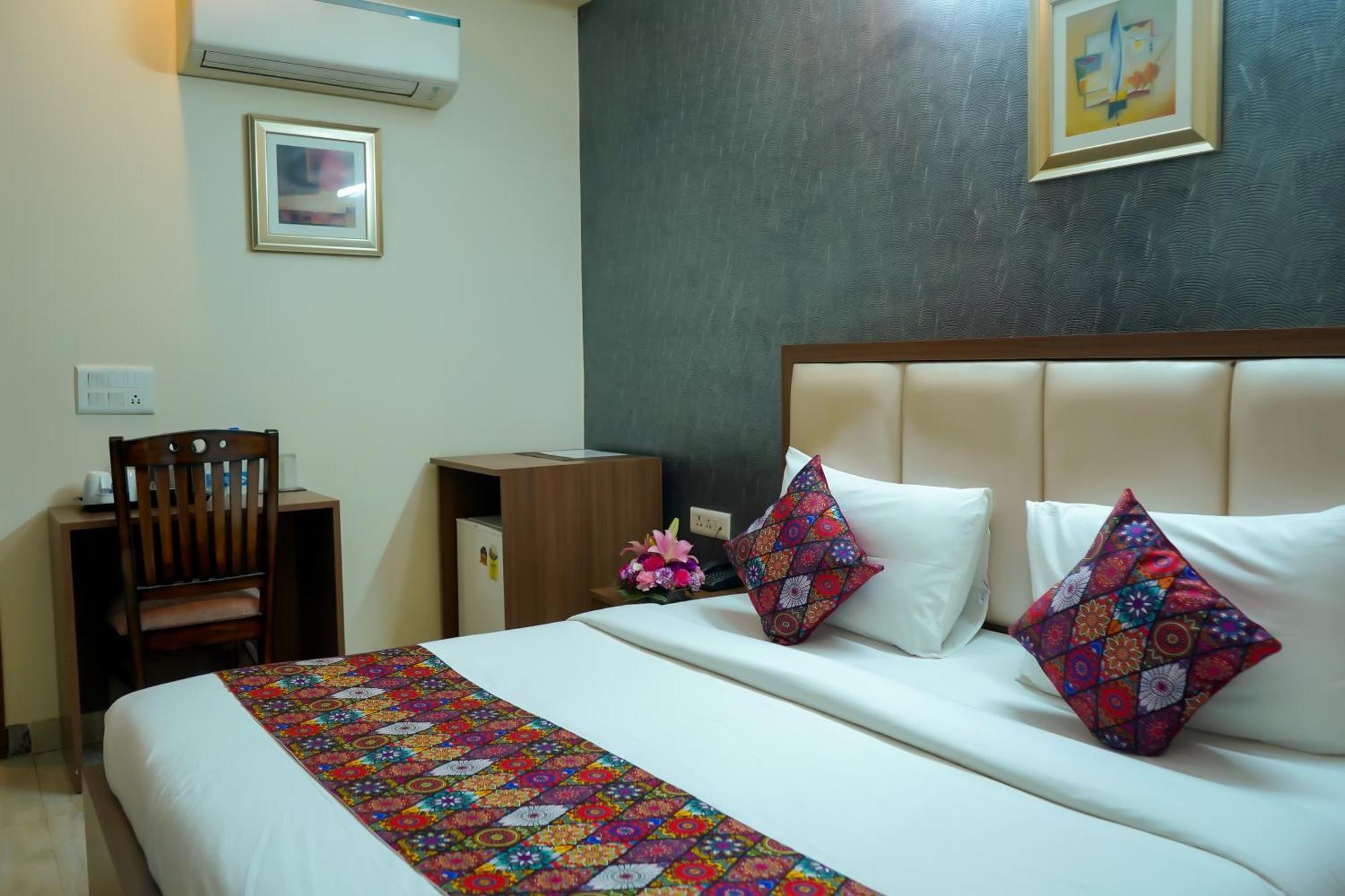 Hotel The Luxe 18 - Golf Course Road Ґурґаон Екстер'єр фото