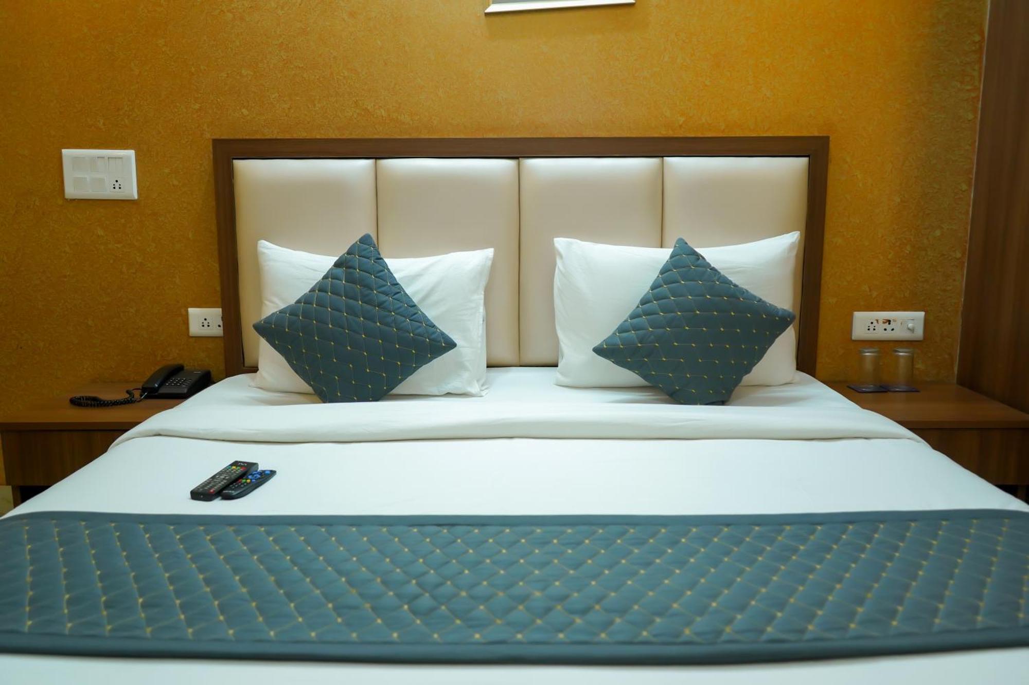 Hotel The Luxe 18 - Golf Course Road Ґурґаон Екстер'єр фото