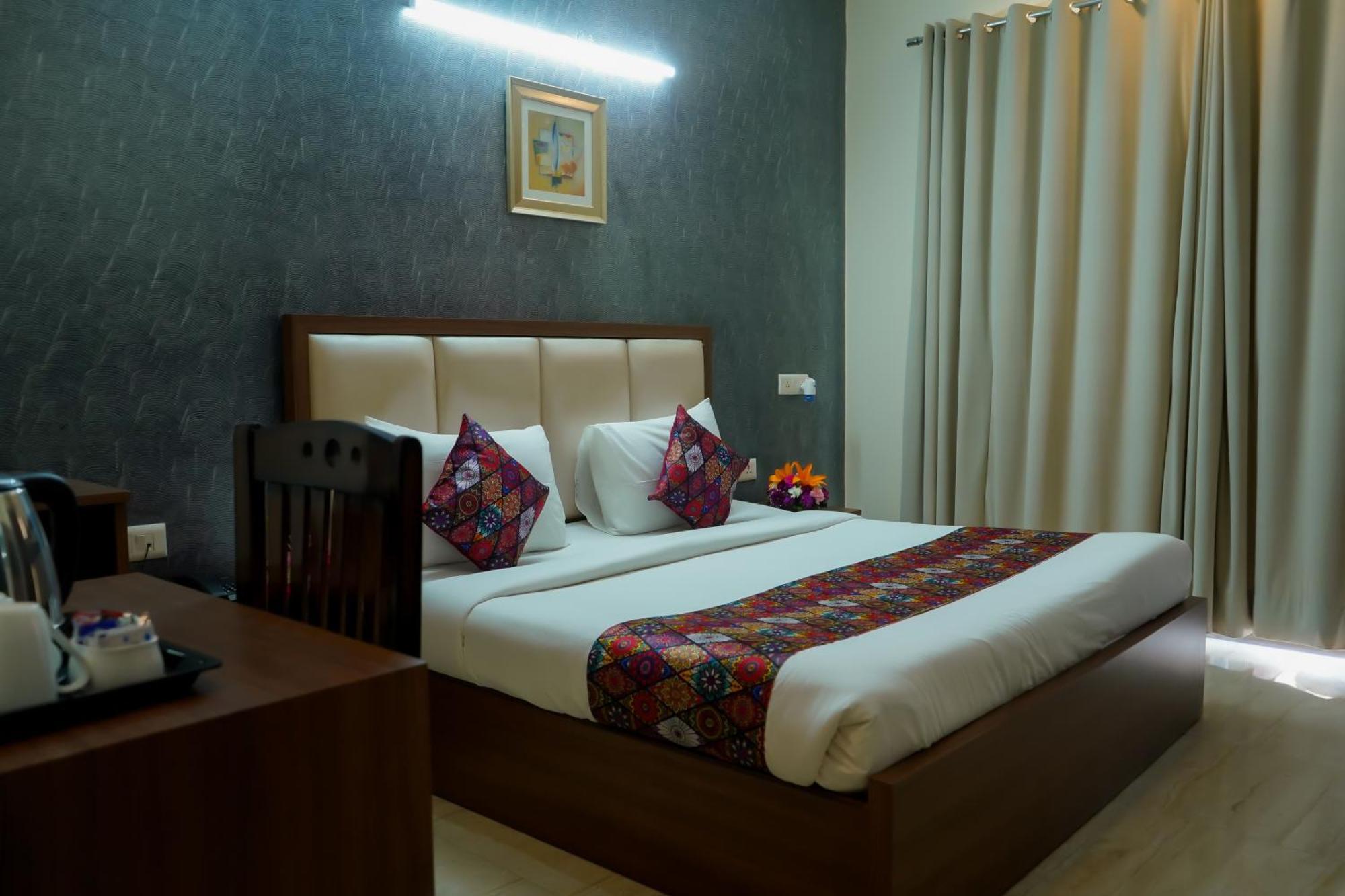 Hotel The Luxe 18 - Golf Course Road Ґурґаон Екстер'єр фото