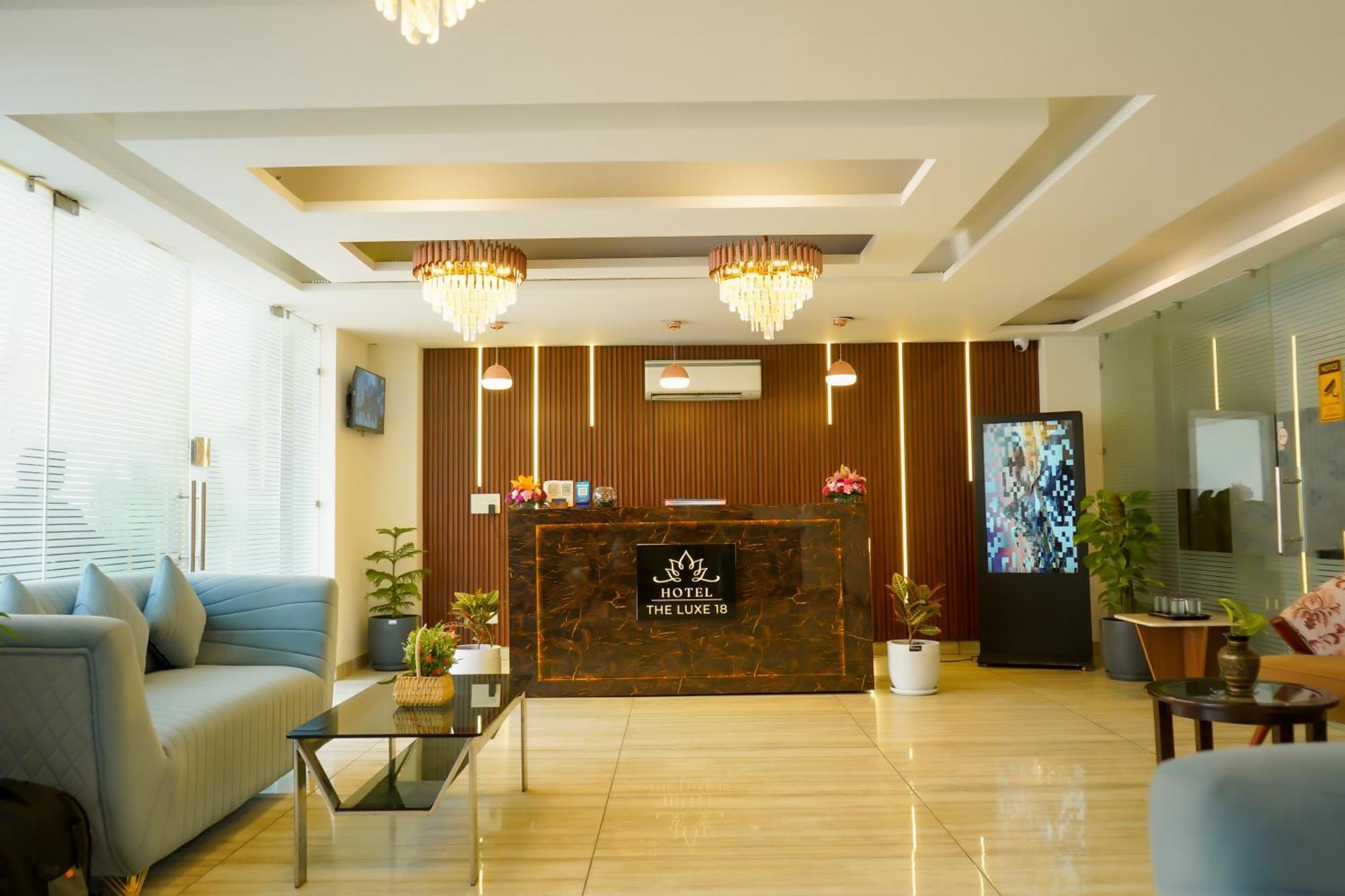Hotel The Luxe 18 - Golf Course Road Ґурґаон Екстер'єр фото