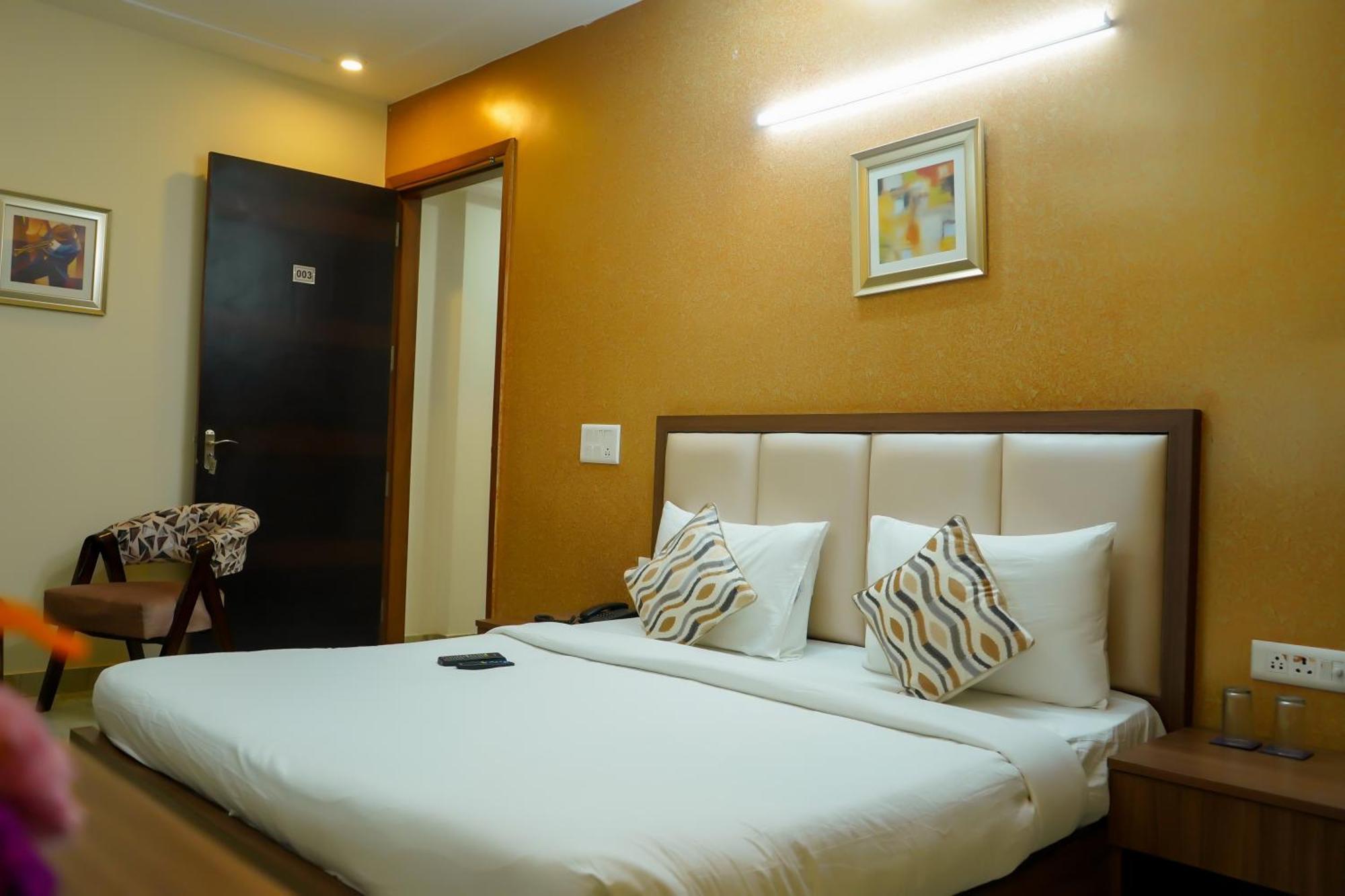 Hotel The Luxe 18 - Golf Course Road Ґурґаон Екстер'єр фото