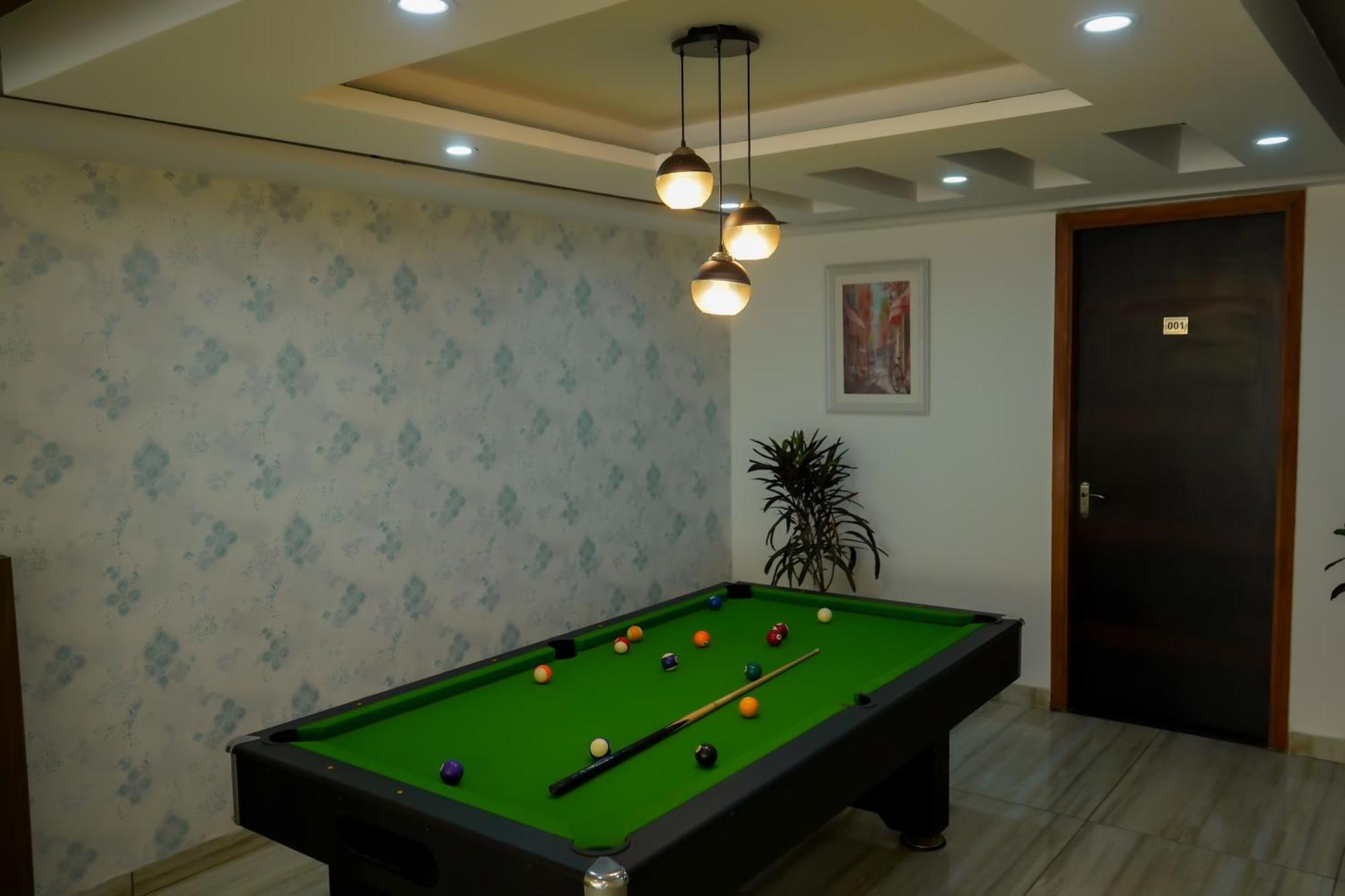 Hotel The Luxe 18 - Golf Course Road Ґурґаон Екстер'єр фото