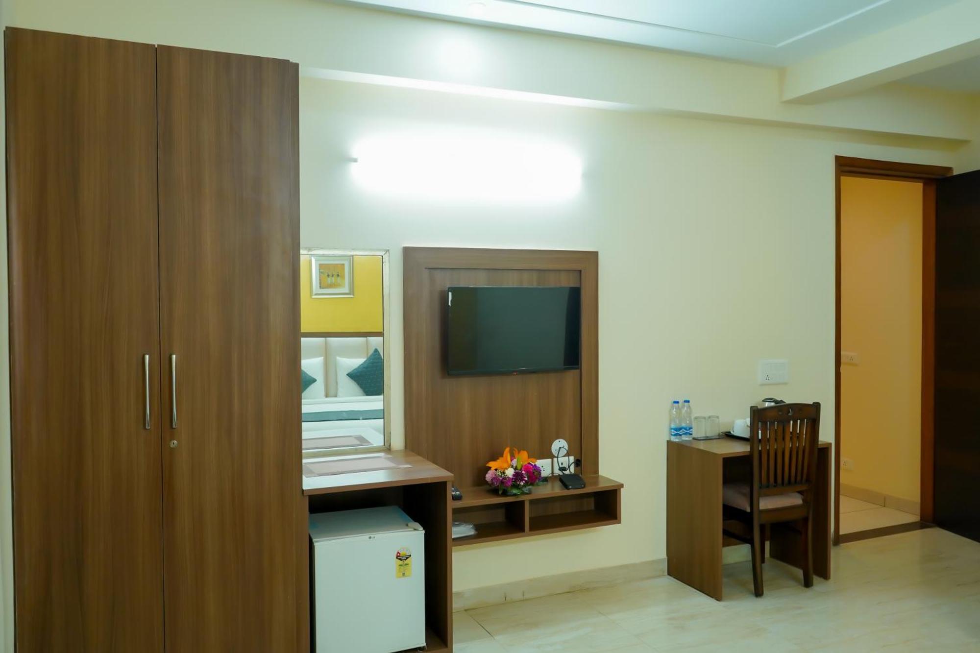Hotel The Luxe 18 - Golf Course Road Ґурґаон Екстер'єр фото