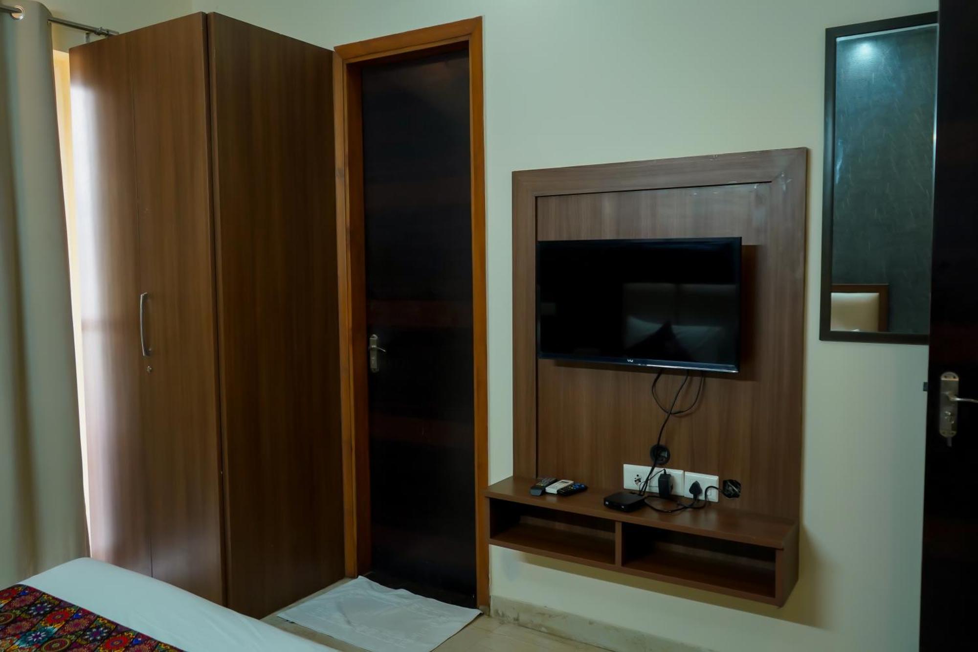 Hotel The Luxe 18 - Golf Course Road Ґурґаон Екстер'єр фото